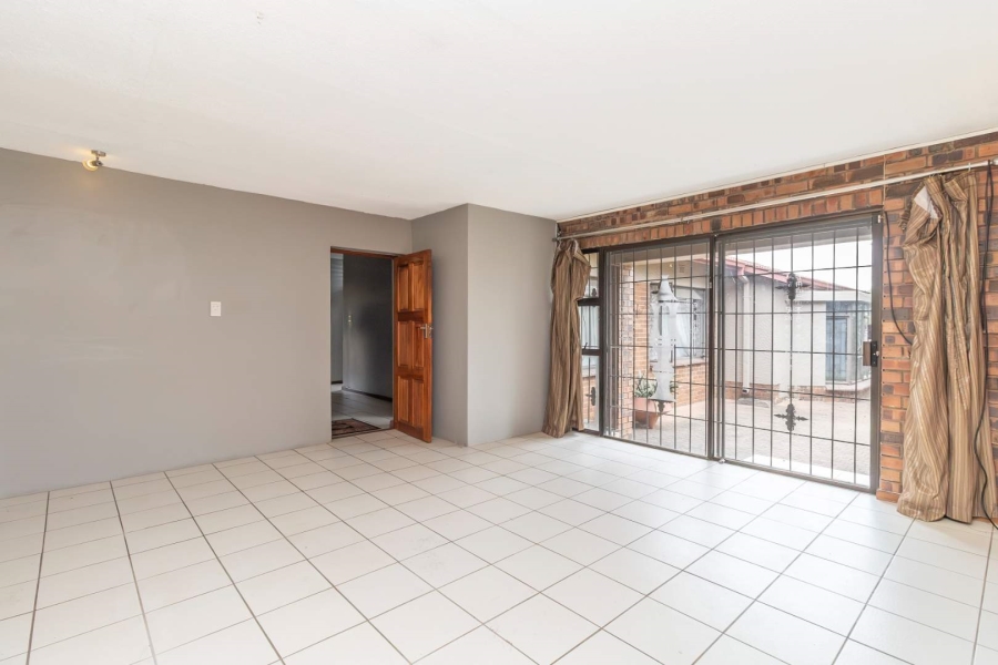 7 Bedroom Property for Sale in Weltevreden Park Gauteng