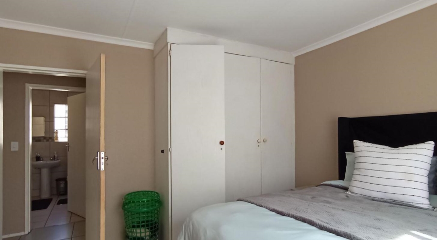 2 Bedroom Property for Sale in Faerie Glen Gauteng