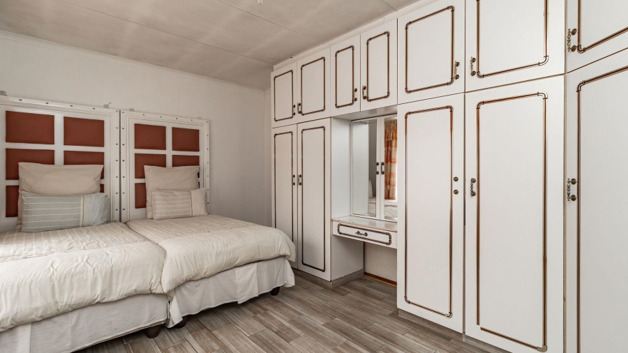 5 Bedroom Property for Sale in Rynsoord Gauteng
