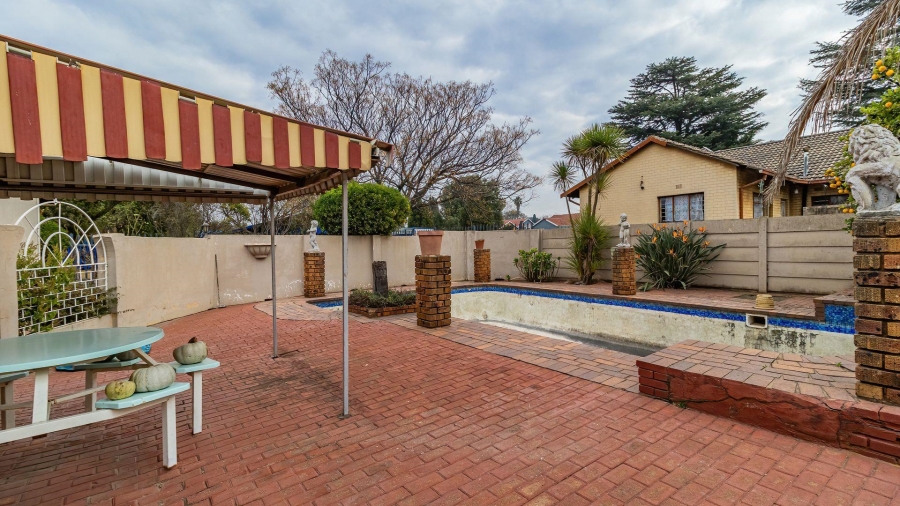 5 Bedroom Property for Sale in Rynsoord Gauteng