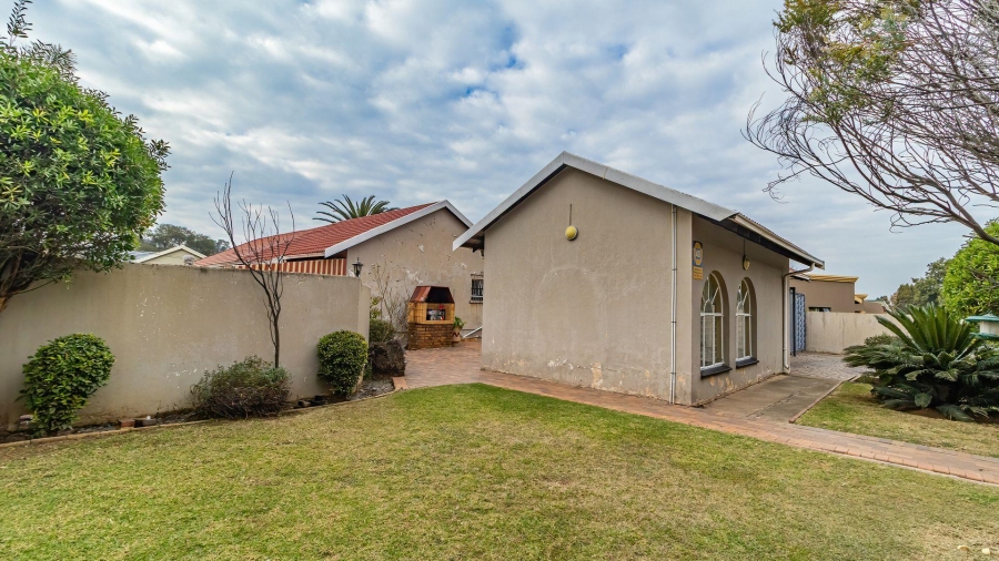 5 Bedroom Property for Sale in Rynsoord Gauteng