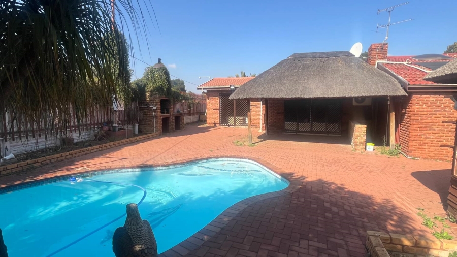3 Bedroom Property for Sale in Brackendowns Gauteng