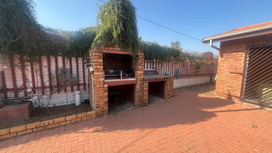 3 Bedroom Property for Sale in Brackendowns Gauteng