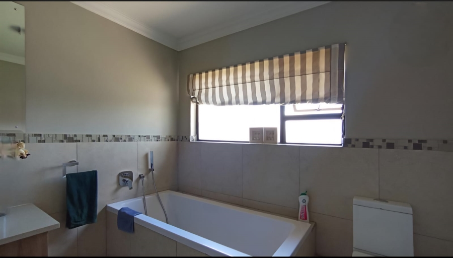4 Bedroom Property for Sale in Savanna Hills Gauteng
