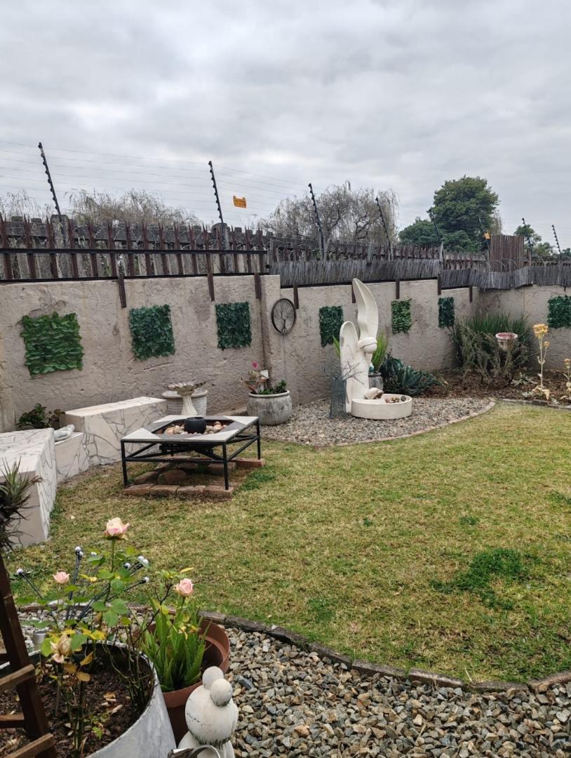 2 Bedroom Property for Sale in Weltevreden Park Gauteng