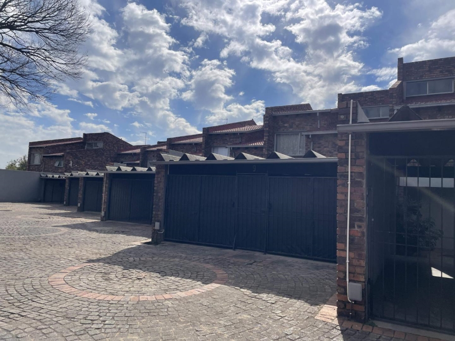 To Let 3 Bedroom Property for Rent in Crystal Park Gauteng