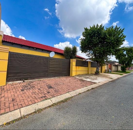 3 Bedroom Property for Sale in Ormonde View Gauteng