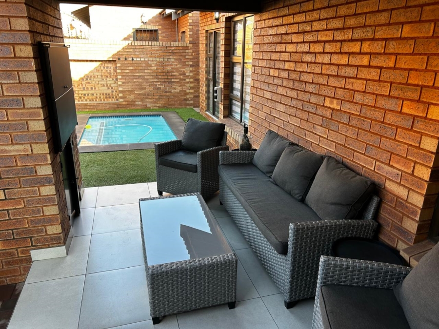 To Let 3 Bedroom Property for Rent in New Redruth Gauteng