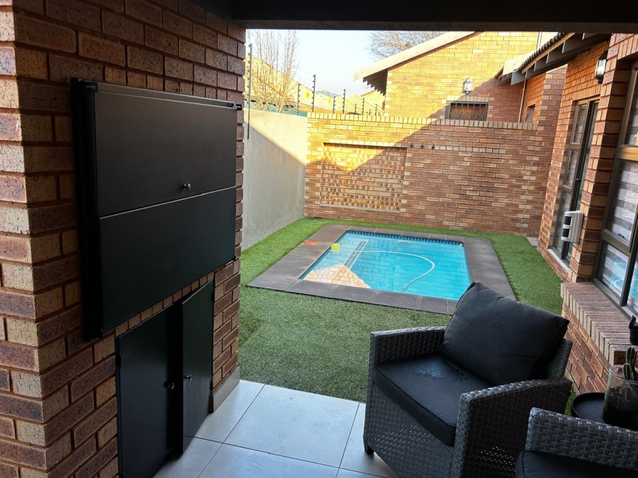 To Let 3 Bedroom Property for Rent in New Redruth Gauteng