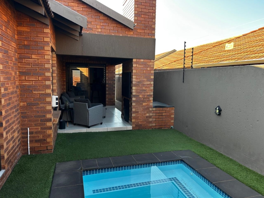To Let 3 Bedroom Property for Rent in New Redruth Gauteng