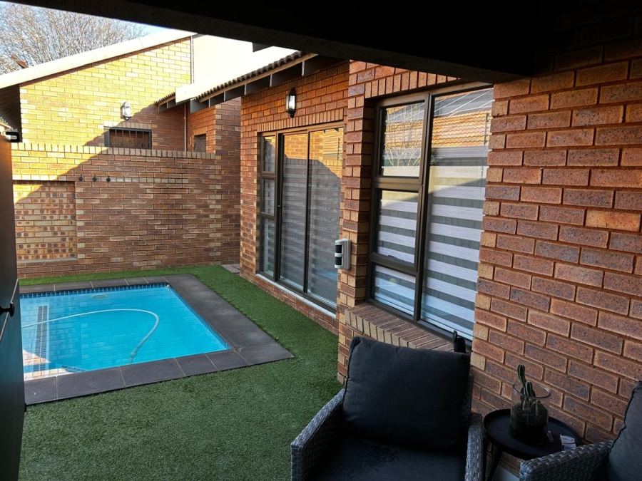 To Let 3 Bedroom Property for Rent in New Redruth Gauteng