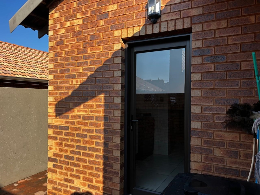 To Let 3 Bedroom Property for Rent in New Redruth Gauteng