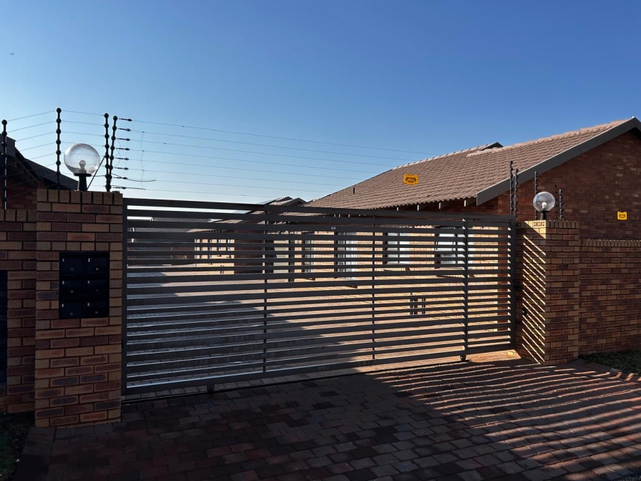 To Let 3 Bedroom Property for Rent in New Redruth Gauteng