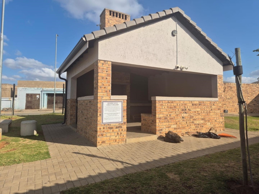 2 Bedroom Property for Sale in Clayville Gauteng