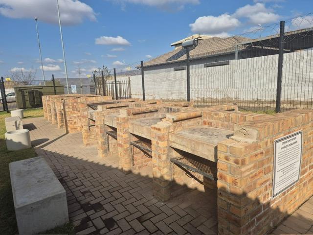2 Bedroom Property for Sale in Clayville Gauteng