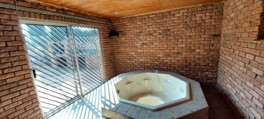 3 Bedroom Property for Sale in Brackendowns Gauteng