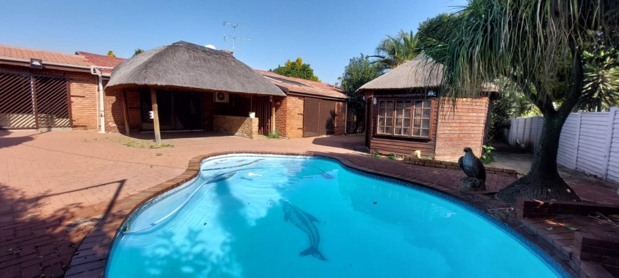 3 Bedroom Property for Sale in Brackendowns Gauteng