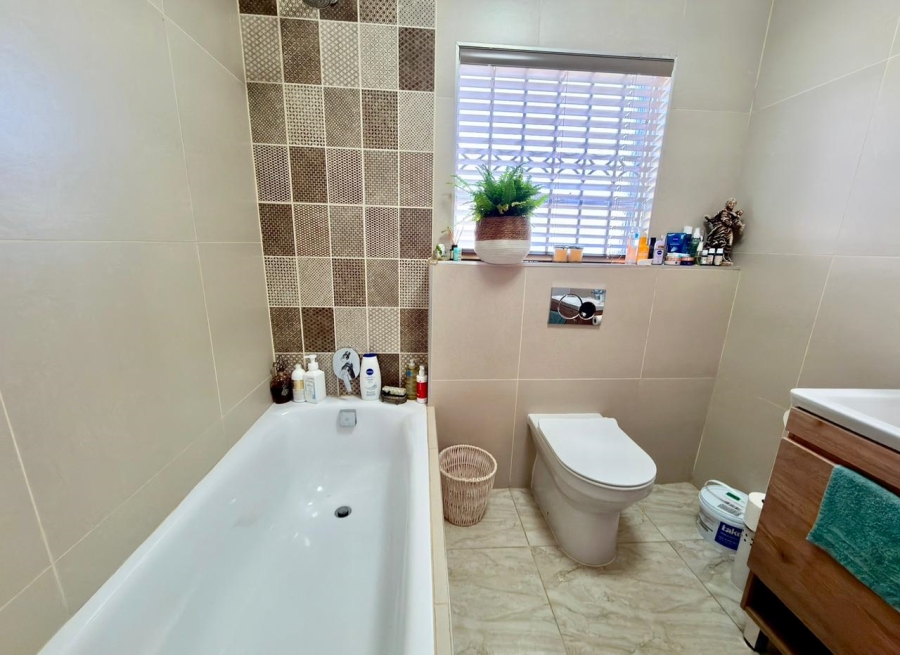 3 Bedroom Property for Sale in Mulbarton Gauteng