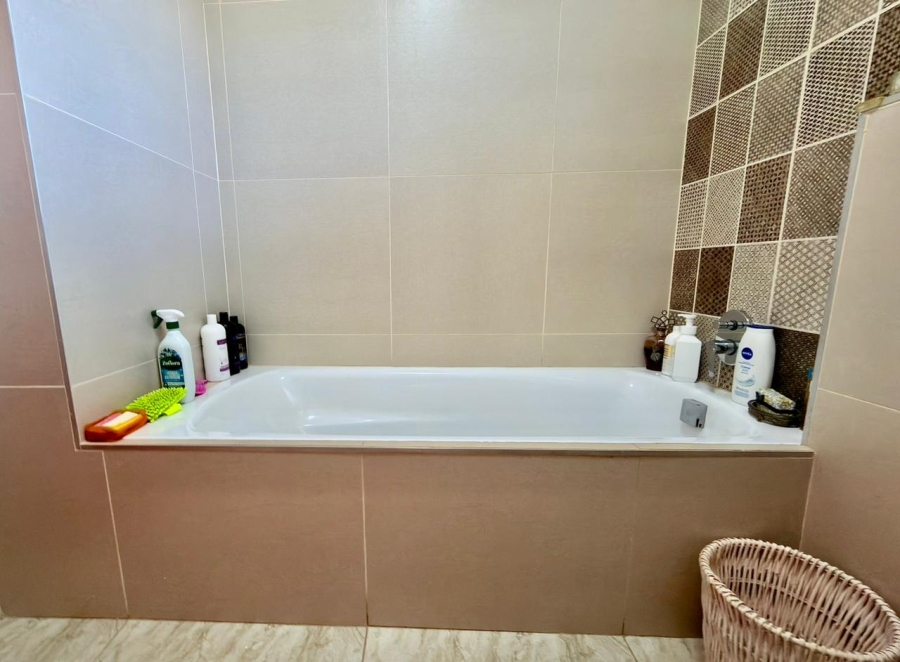 3 Bedroom Property for Sale in Mulbarton Gauteng