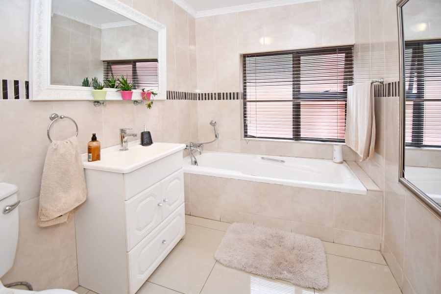 5 Bedroom Property for Sale in Lonehill Gauteng