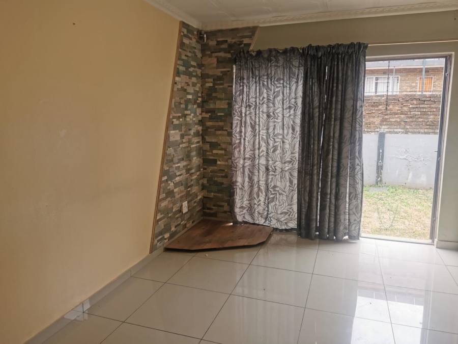 To Let 2 Bedroom Property for Rent in New Redruth Gauteng