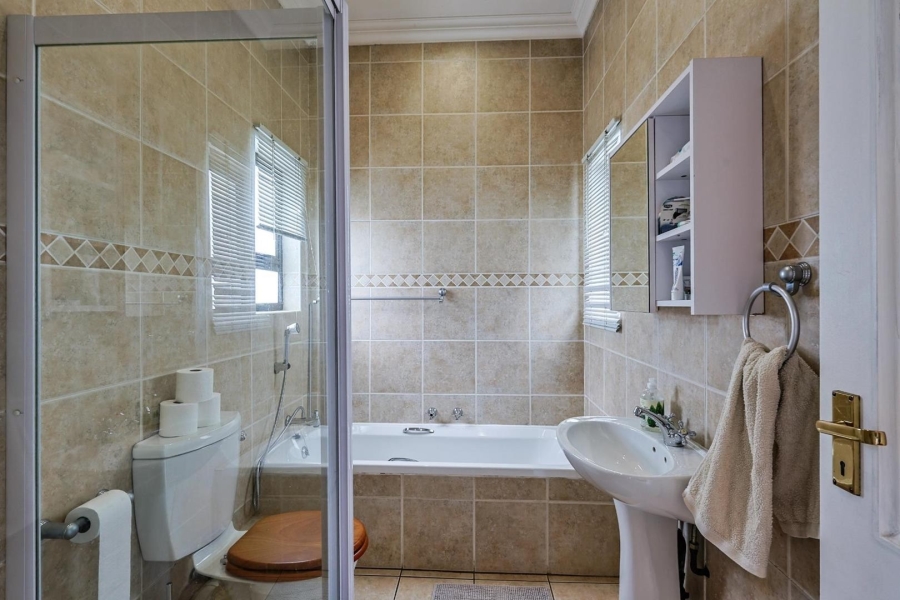 To Let 5 Bedroom Property for Rent in Silver Lakes Gauteng