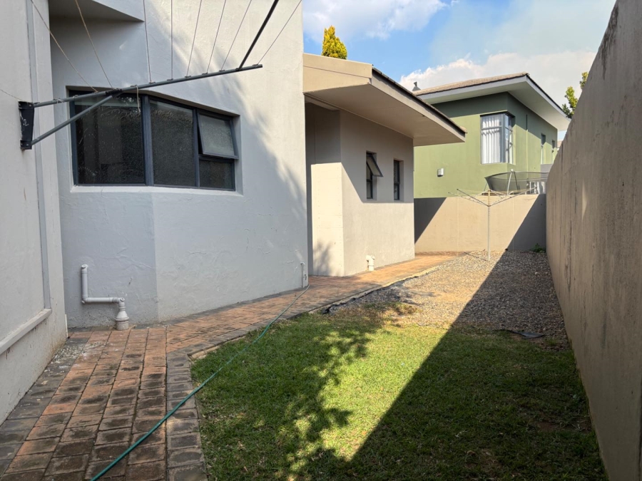 To Let 3 Bedroom Property for Rent in Lombardy Estate Gauteng