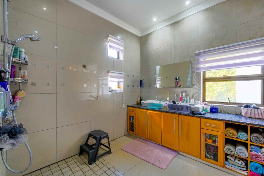 6 Bedroom Property for Sale in Zwavelpoort Gauteng