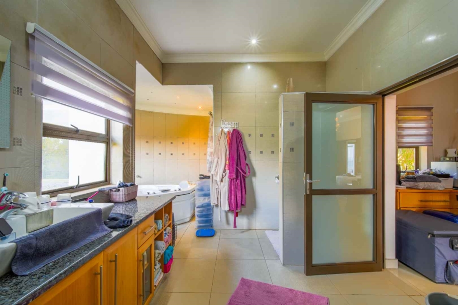 6 Bedroom Property for Sale in Zwavelpoort Gauteng