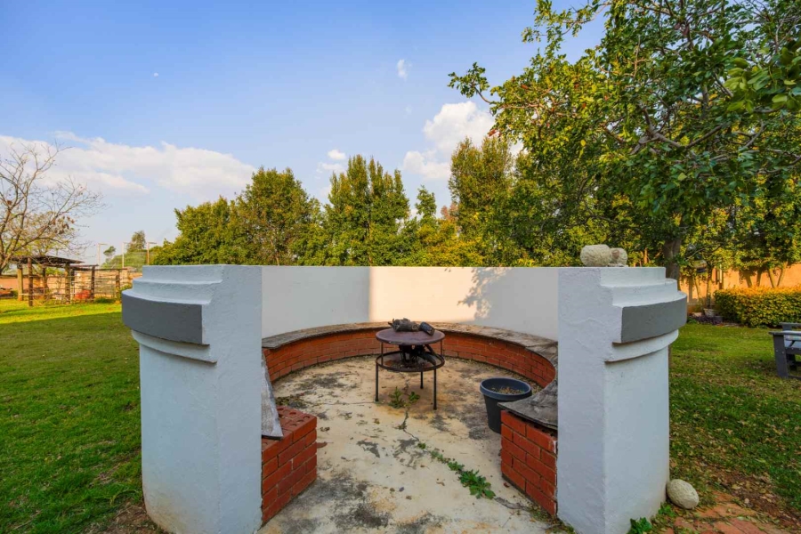 6 Bedroom Property for Sale in Zwavelpoort Gauteng
