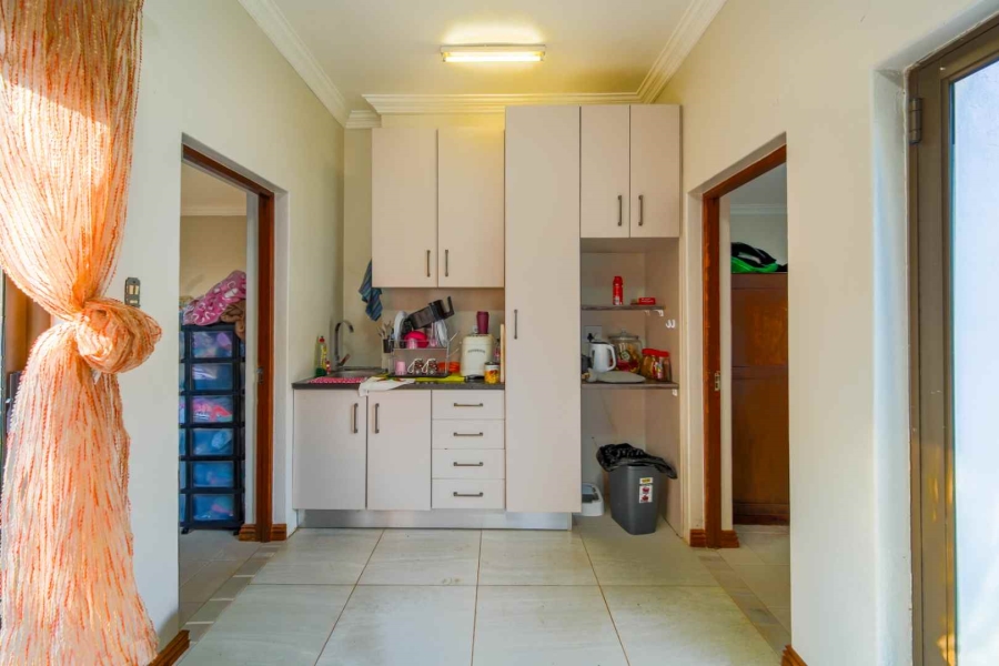 6 Bedroom Property for Sale in Zwavelpoort Gauteng