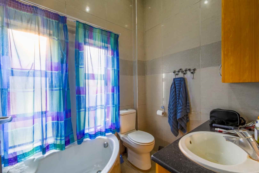 6 Bedroom Property for Sale in Zwavelpoort Gauteng