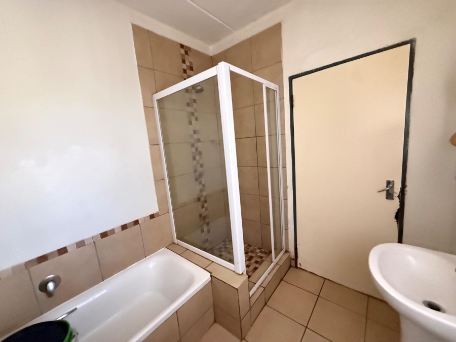 2 Bedroom Property for Sale in Grand Central Gauteng
