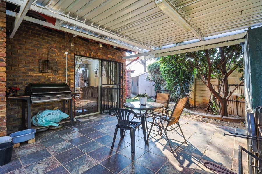 2 Bedroom Property for Sale in Elardus Park Gauteng
