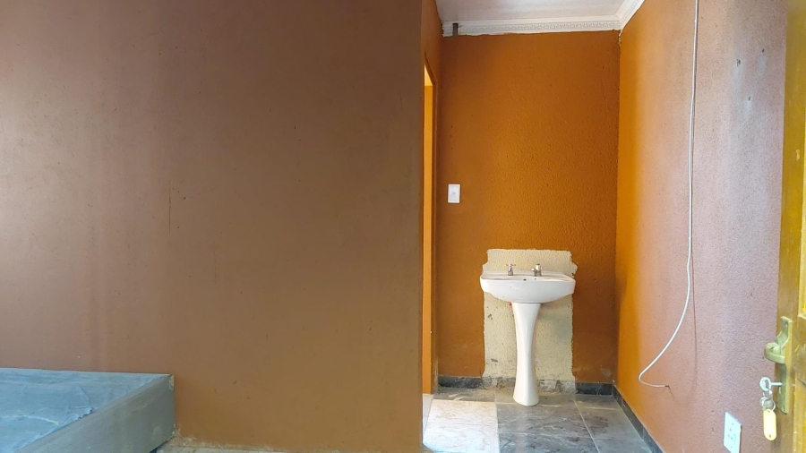6 Bedroom Property for Sale in Drieziek Gauteng