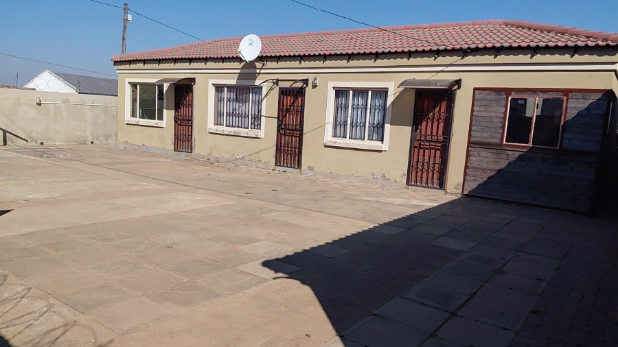 6 Bedroom Property for Sale in Drieziek Gauteng
