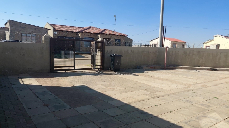 6 Bedroom Property for Sale in Drieziek Gauteng