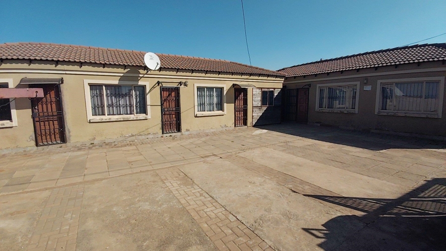 6 Bedroom Property for Sale in Drieziek Gauteng
