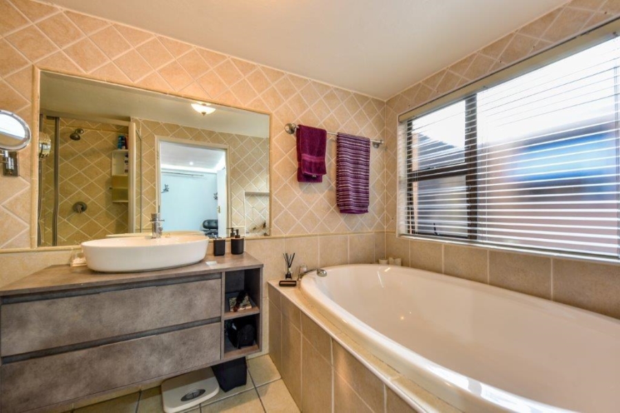 3 Bedroom Property for Sale in Faerie Glen Gauteng