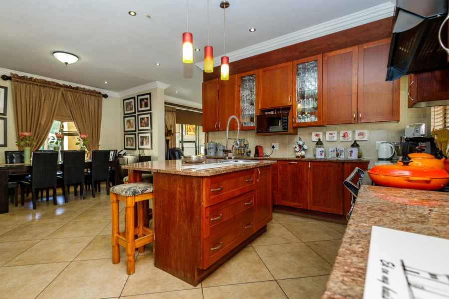 5 Bedroom Property for Sale in The Wilds Gauteng