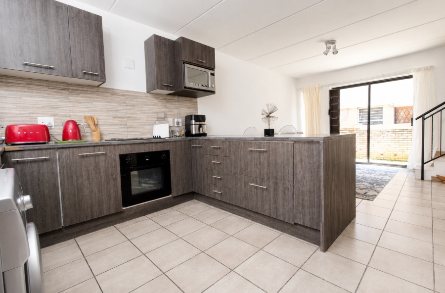 3 Bedroom Property for Sale in Wilgeheuwel Gauteng