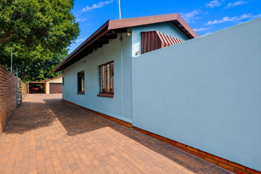 6 Bedroom Property for Sale in Eldoraigne Gauteng