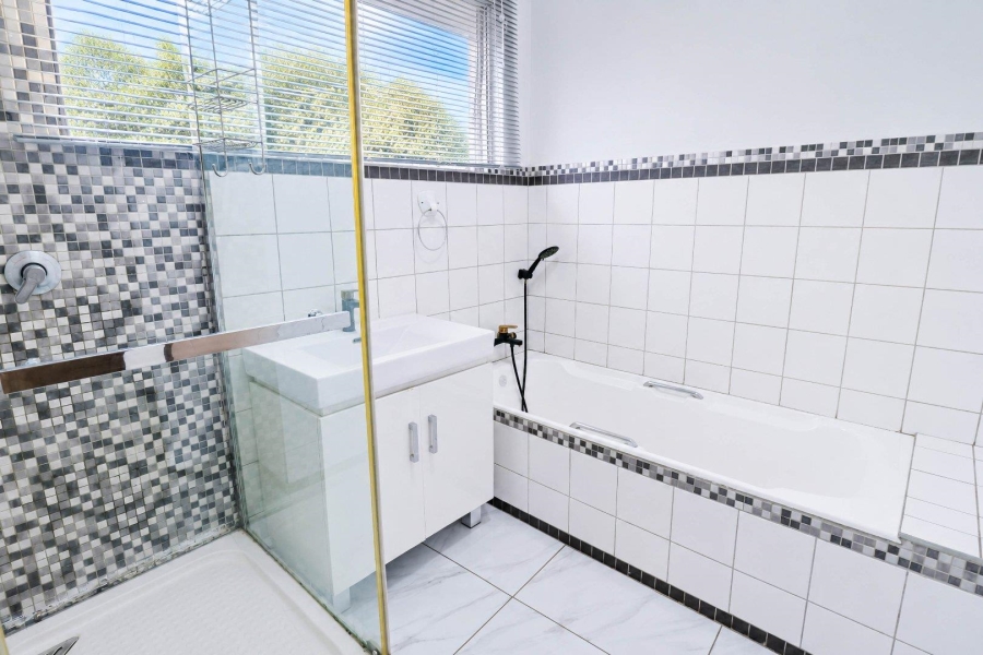 6 Bedroom Property for Sale in Eldoraigne Gauteng
