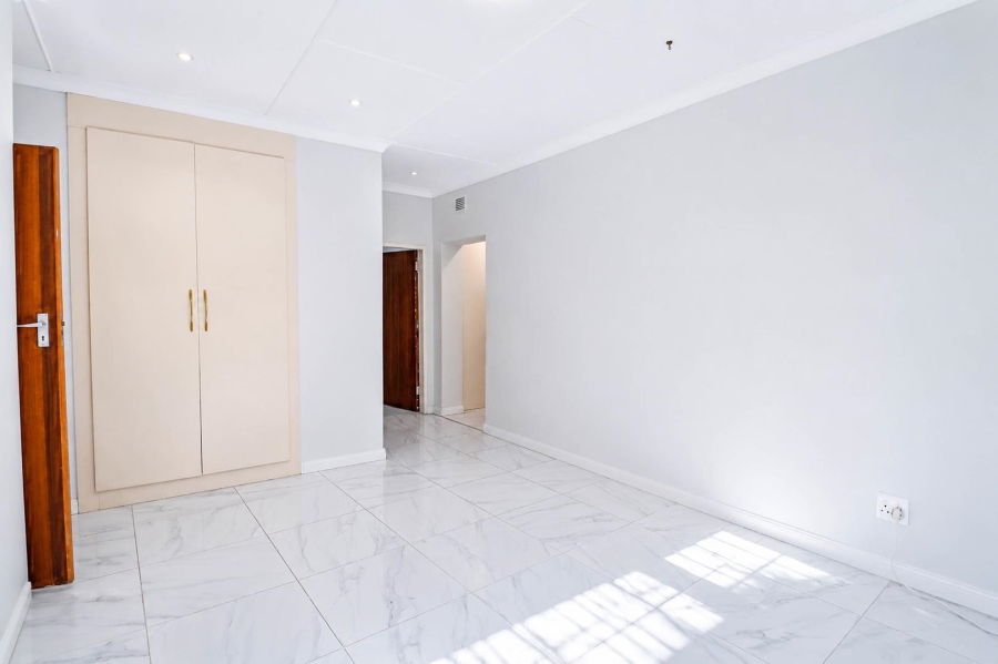 6 Bedroom Property for Sale in Eldoraigne Gauteng