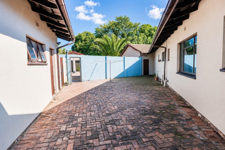 6 Bedroom Property for Sale in Eldoraigne Gauteng