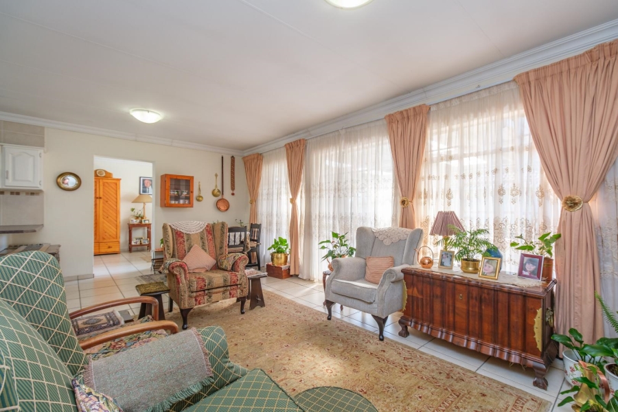 3 Bedroom Property for Sale in Die Hoewes Gauteng