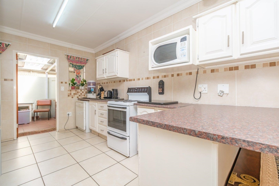 3 Bedroom Property for Sale in Die Hoewes Gauteng