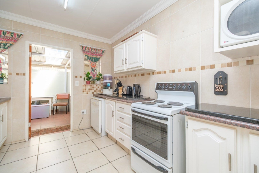 3 Bedroom Property for Sale in Die Hoewes Gauteng