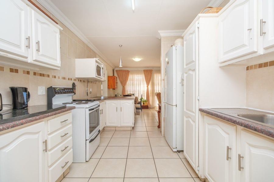3 Bedroom Property for Sale in Die Hoewes Gauteng