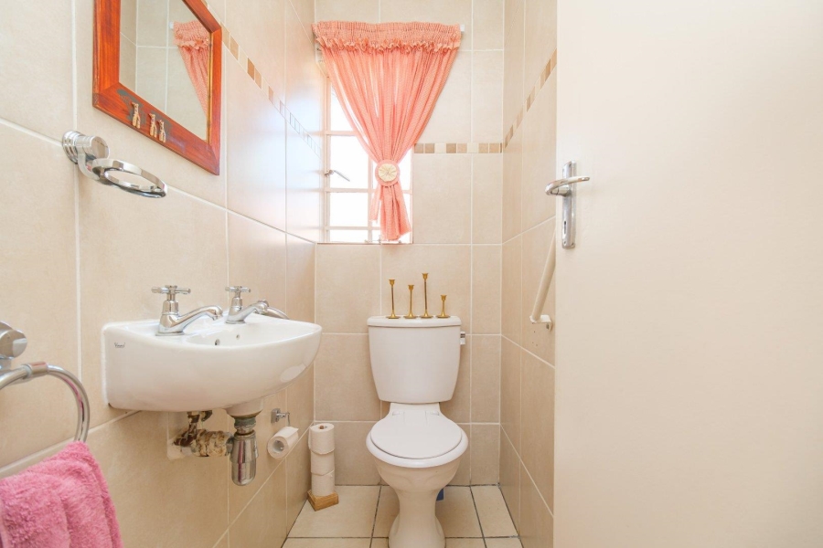 3 Bedroom Property for Sale in Die Hoewes Gauteng
